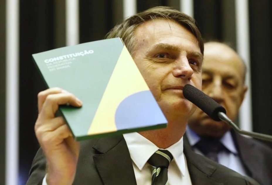 Bolsonaro x Bolsonaro: via estreita entre eleições e golpe