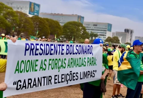 Faixas e cartazes revelam estratégias do golpismo